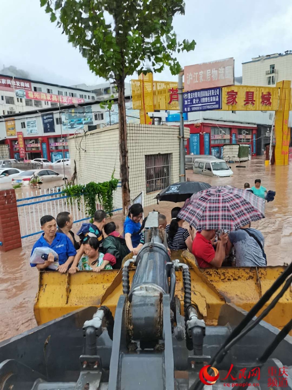 人民網(wǎng)報(bào)道：“我們是附近修路的央企，莫慌！”                                                                                                                                                                                             