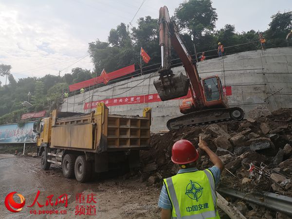 人民網(wǎng)報道；“路搶通啦，我們果農(nóng)高興慘了！”                                                                                                                                                                                             