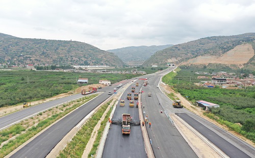 1596588354747948.jpg 甘肅平天路面項(xiàng)目上面層試驗(yàn)段全線(xiàn)率先鋪筑完成.jpg