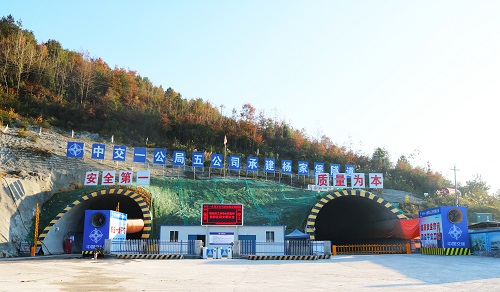 貴州沿印松四分部楊家堡隧道實(shí)現(xiàn)雙線貫通 .jpg